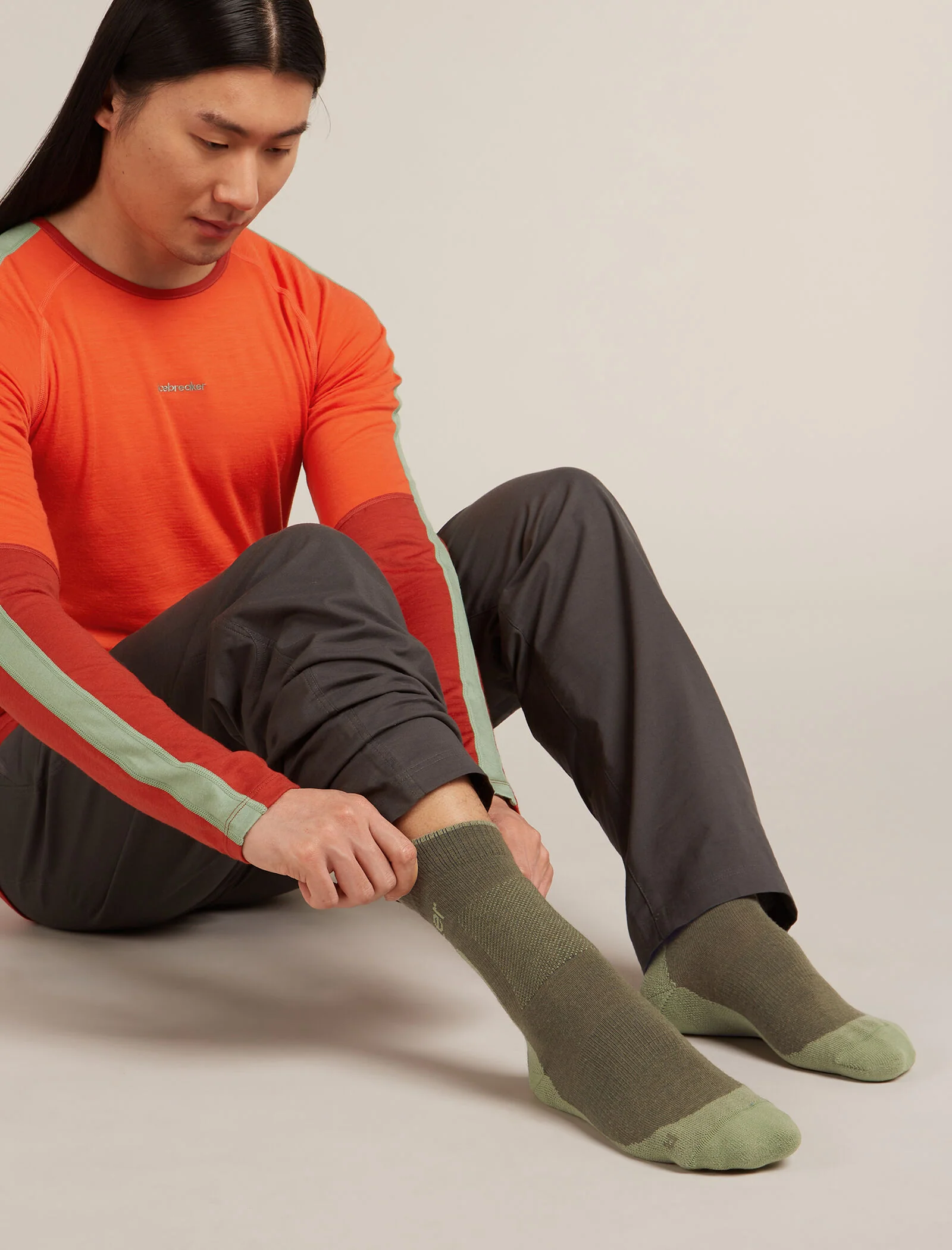 Men's Merino Hike+ Medium Crew Socks - Image 2
