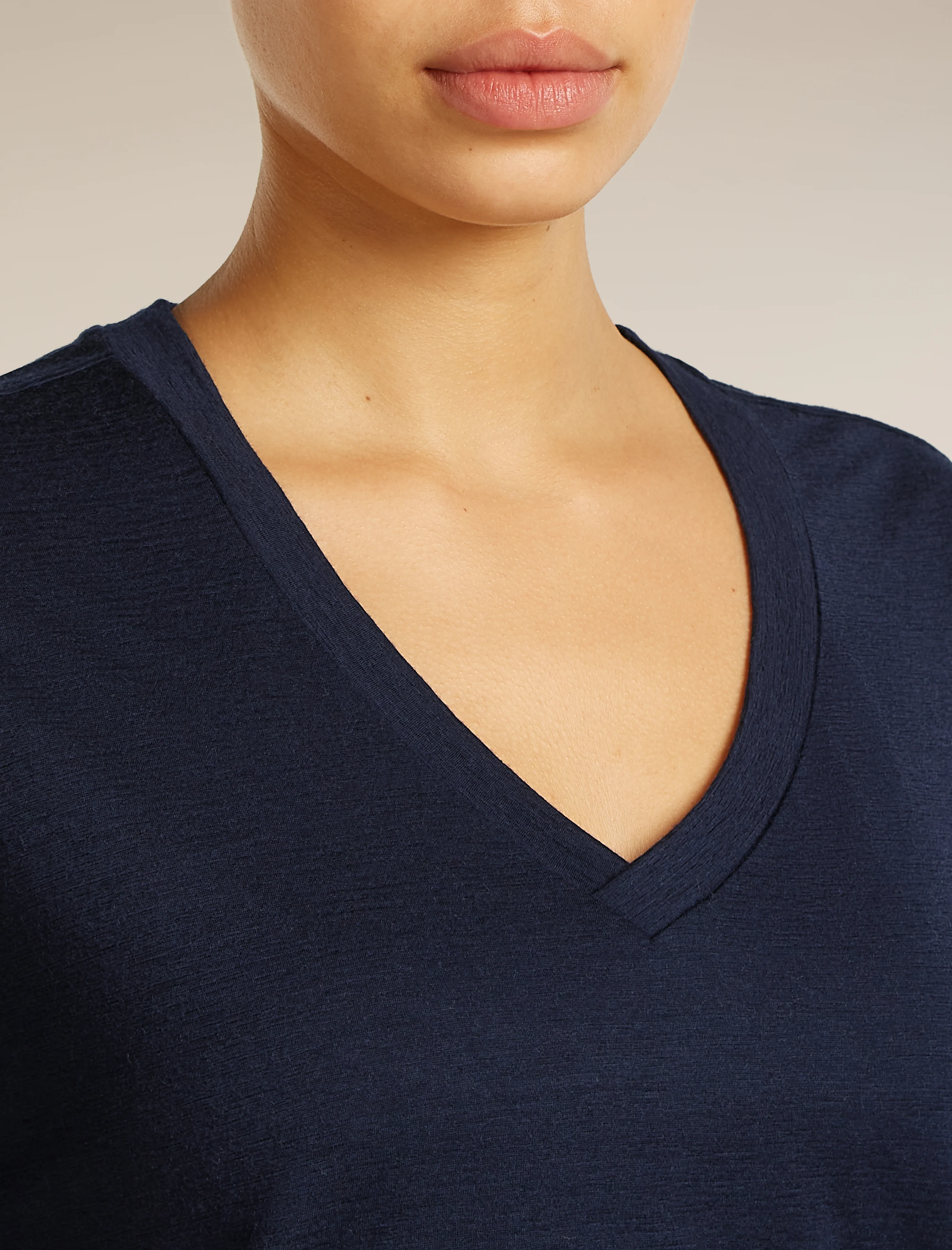 Women's Merino 150 Tech Lite Short Sleeve Relaxed V Neck Tee - Image 8